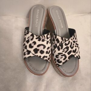 Donald Pliner Size 8M Ideal Wedge Sandal unworn